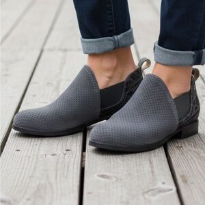 Spenco Gray Perforated Suede Women's Shooties in size 9